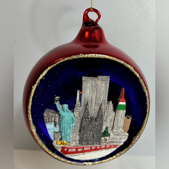 CHRISTMAS ORNAMENT (VINTAGE BLOWN GLASS DIORAMA OF NEW YORK CITY) & STAND - Picture 2 of 6